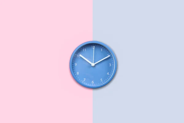 Reloj redondo azul sobre fondo colorido —  Fotos de Stock