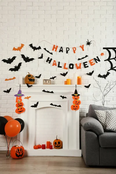Halloween dekoracje na białym kominku z papierowymi nietoperzami, balloo — Zdjęcie stockowe