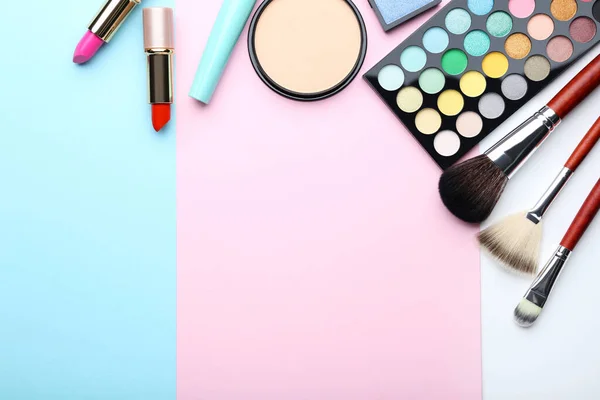 Maquillaje cosméticos sobre fondo colorido — Foto de Stock