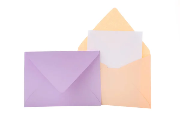 Envelopes de papel coloridos isolados sobre fundo branco — Fotografia de Stock