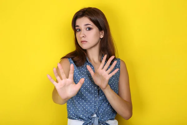 Mujer joven con ropa elegante sobre fondo amarillo — Foto de Stock