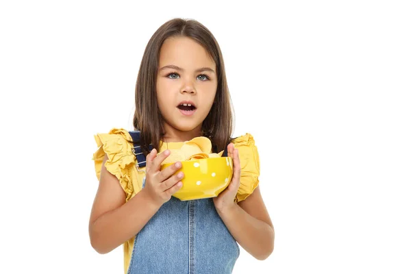 Красива маленька дівчинка з картопляними чіпсами в мисці на білому фоні — стокове фото