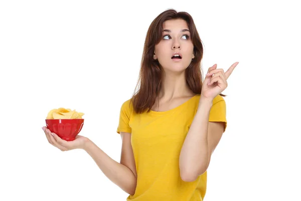 Młoda kobieta z chipami ziemniaczanym w misce na białym tle — Zdjęcie stockowe