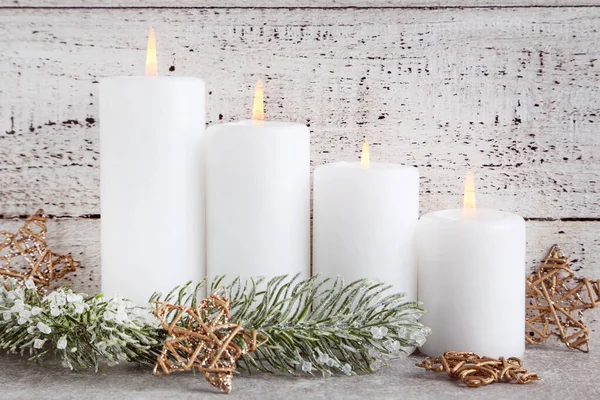 Velas de Navidad con estrellas decorativas y ramas de abeto en — Foto de Stock