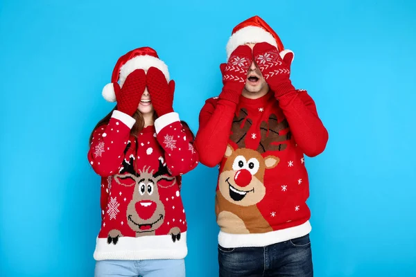 Bonito homem e mulher vestindo camisolas de Natal, luvas e s — Fotografia de Stock