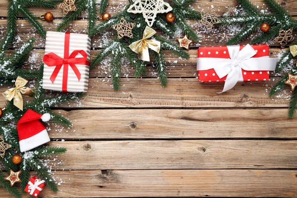 Ramas de árbol de Navidad con juguetes y cajas de regalo en madera marrón —  Fotos de Stock