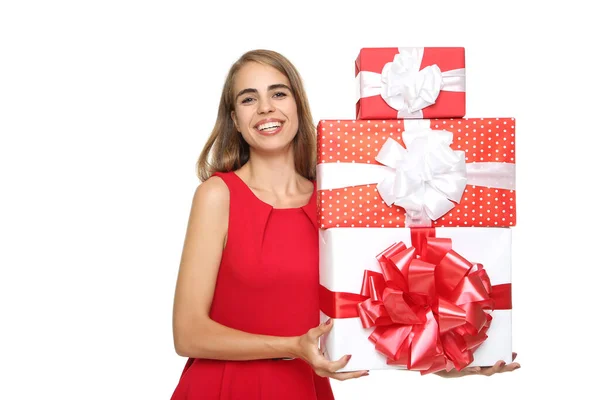 Красивая женщина держит подарочные коробки на белом фоне — стоковое фото