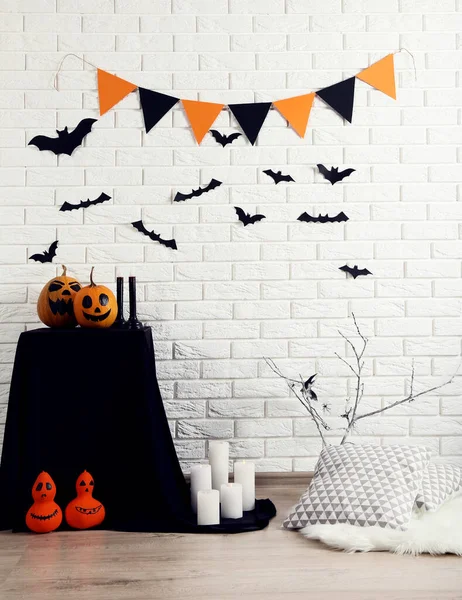 Хэллоуин украшения с тыквы, бумажные летучие мыши, флаги и мягкие — стоковое фото