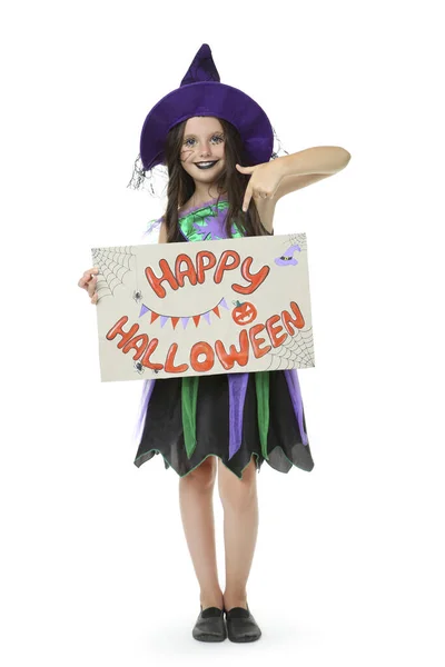 Bella ragazza in costume in possesso di carta con testo Happy Hallowee — Foto Stock