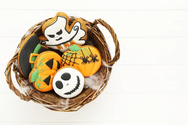 Halloween-Lebkuchen im Korb auf weißem Holztisch — Stockfoto