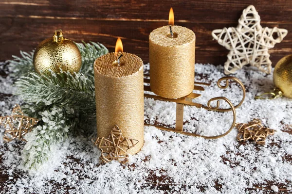 Рождественские свечи с безделушками, звездами и елочными ветвями на b — стоковое фото