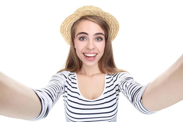 Giovane bella ragazza in cappello fare selfie su sfondo bianco — Foto Stock