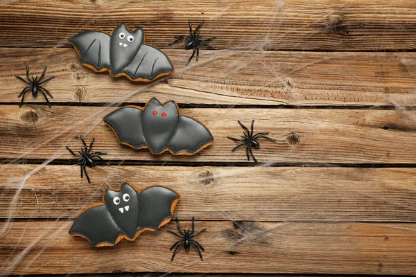 Halloween gingerbread cookies with spiders on brown wooden table — Stock Photo, Image