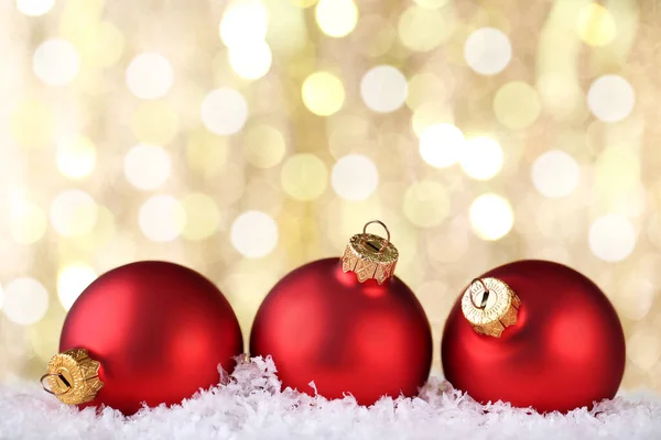 Boules de Noël avec neige blanche sur fond flou — Photo