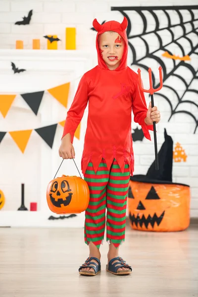 Niño en traje de halloween sosteniendo cubo de calabaza con candi —  Fotos de Stock