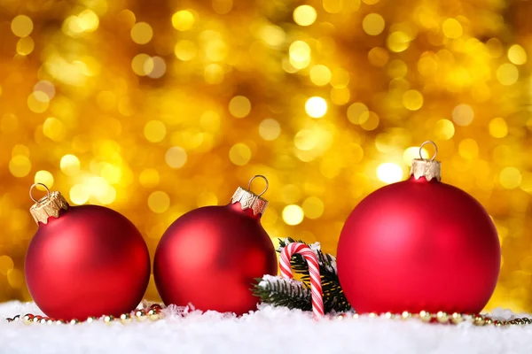 Kerstmis kerstballen met zoete snoep op wazig achtergrond — Stockfoto