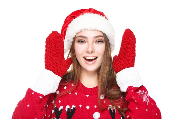 Mulher bonita vestindo camisola de Natal, luvas e chapéu de Papai Noel no fundo branco — Fotografia de Stock