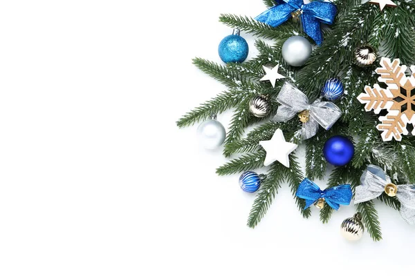 Karácsonyfa ágak játékokkal és fa snosflake fehér — Stock Fotó