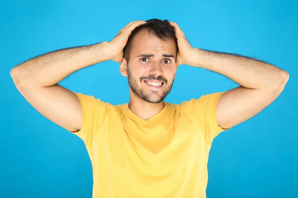 Retrato de hombre feliz joven sobre fondo azul — Foto de Stock