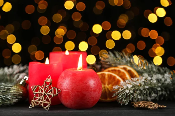 Рождественские свечи со звездами, сухими апельсинами и елками — стоковое фото