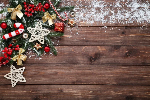 Ramas de árbol de Navidad con juguetes y bayas rojas en lana marrón —  Fotos de Stock