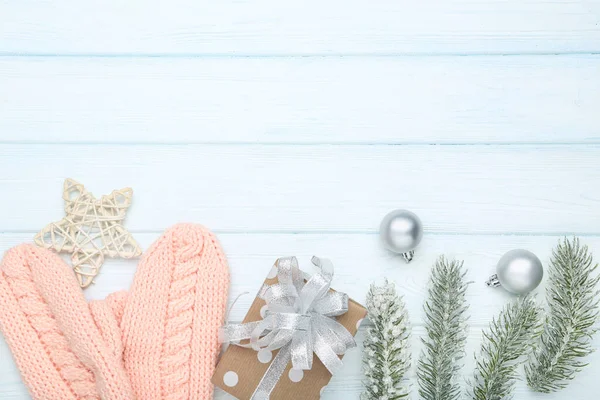 Kötött kesztyű ajándékdobozzal, fenyőággal és karácsonyfával b — Stock Fotó