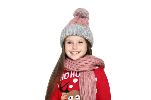 Menina em camisola de Natal, chapéu e cachecol isolado no fundo branco — Fotografia de Stock