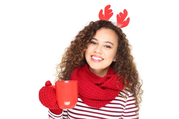 Mooie amerikaanse vrouw dragen rode hoorns, sjaal, handschoenen en houden kopje thee geïsoleerd op witte achtergrond — Stockfoto