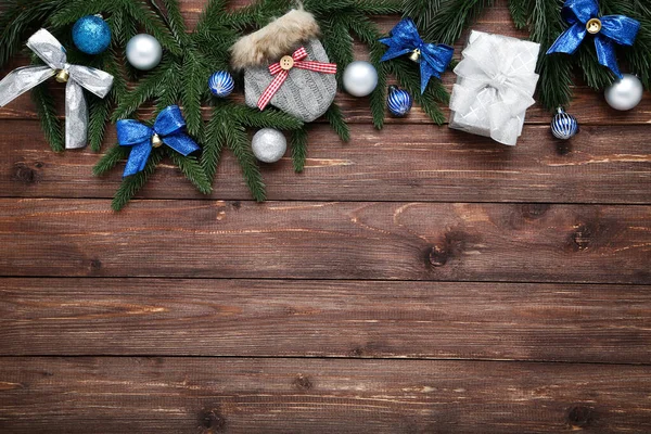 Vánoční strom větve s hračkami a dárkové krabice na hnědé dřevěné t — Stock fotografie