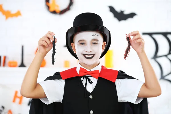 Niño en traje de halloween con insecto en las manos —  Fotos de Stock