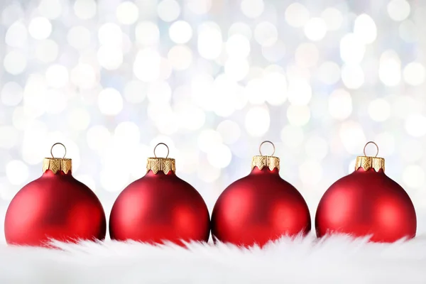 Kerstmis rode kerstballen op wazig achtergrond — Stockfoto