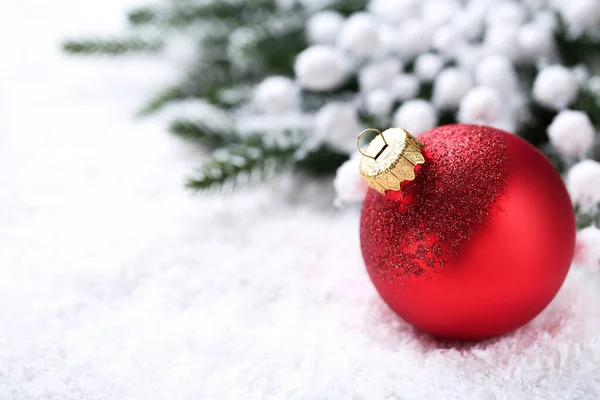 Bauble de Natal com ramos de abeto na neve branca — Fotografia de Stock