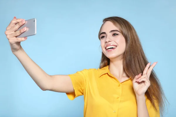 Jeune belle fille faisant selfie sur smartphone — Photo