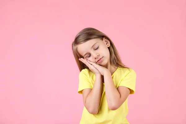 Красива маленька дівчинка на рожевому фоні — стокове фото