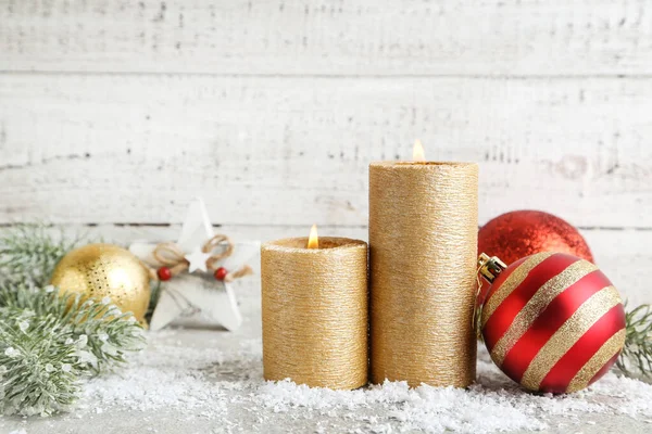 Рождественские свечи с безделушками и елочными ветвями на белом Во — стоковое фото