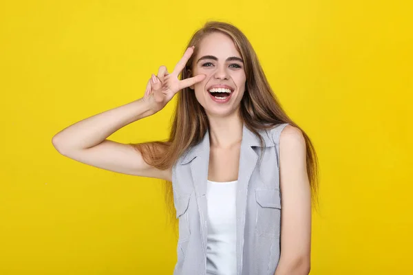 Jong mooi meisje gebaren met de hand op gele achtergrond — Stockfoto