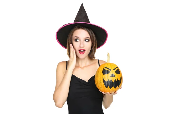 Feliz joven mujer en traje negro celebración de la calabaza de Halloween en — Foto de Stock