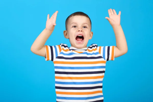 Ragazzino emotivo su sfondo blu — Foto Stock