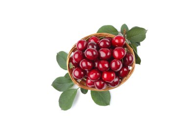 Beyaz arka planda yaprakları olan sepetli kirazlar.