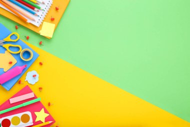 Renkli arka planda farklı okul malzemeleri