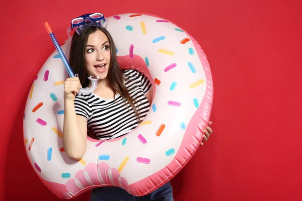 Junges Mädchen Mit Tauchermaske Schnorchel Und Aufblasbarem Donut Auf Rotem — Stockfoto