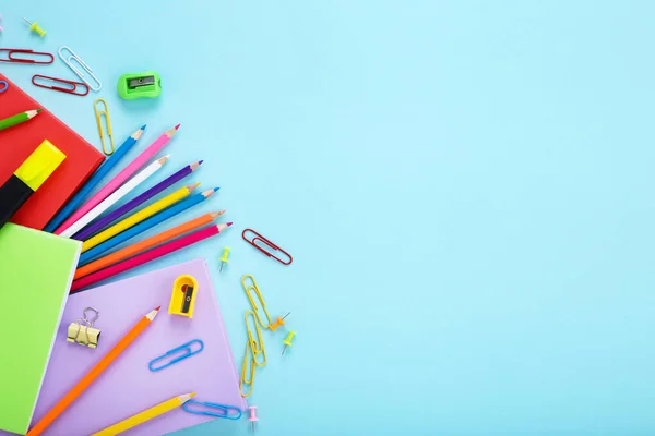 Diferentes Útiles Escolares Sobre Fondo Azul — Foto de Stock