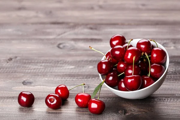 Cerises Douces Dans Bol Sur Une Table Bois — Photo