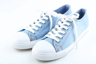 Beyaz arkaplanda izole edilmiş bir çift mavi spor ayakkabı.