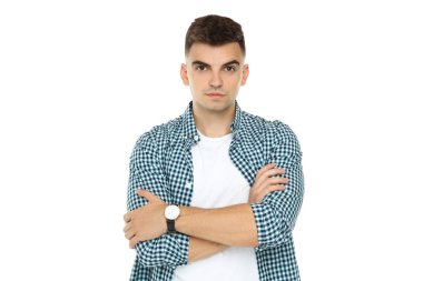 Beyaz arka planda bilek saati olan gömlekli genç bir adam.