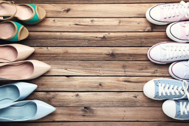 Kahverengi ahşap masa üzerinde farklı kadın ayakkabı