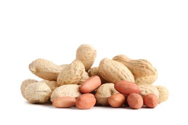 beyaz arkaplanda izole edilmiş kabuklu fıstıklar