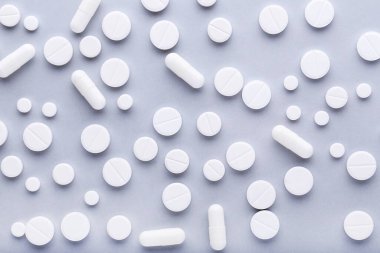Gri arka planda ilaç hapları