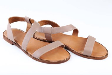 Beyaz arka planda izole edilmiş kadın bej sandaletleri