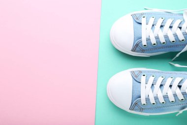 Renkli arka planda bir çift mavi spor ayakkabı.